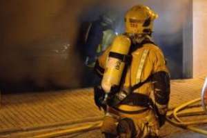 San Carlos: incendio en un garage con un vehículo quemado