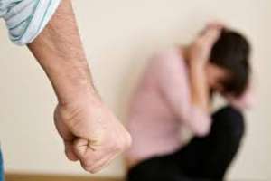Un hombre que agredía con frecuencia a su pareja fue procesado sin prisión