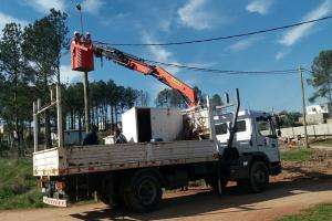 Instalaron el servicio de iluminación en el barrio Jardines del Acuario
