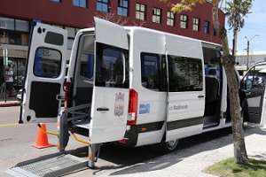 Camioneta accesible con moderna tecnología será destinada para usuarios en silla de ruedas