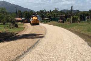 Pavimentan calles en los barrios La Falda y Country de Piriápolis