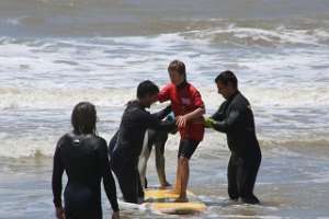 Surf inclusivo en El Emir: casi 100 niños y jóvenes corrieron olas
