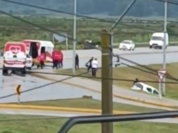 Un automóvil despistó y terminó en una cuneta