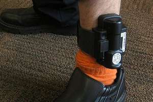 Un hombre deberá llevar tobillera electrónica tras ser denunciado por su expareja