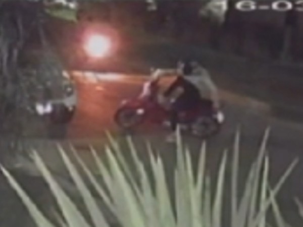 VIDEO: Dos sujetos robaron una moto y se dieron a la fuga a gran velocidad