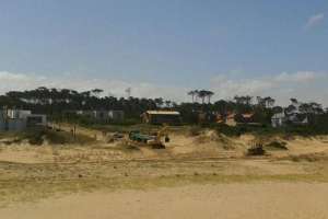 Vecinos de Manantiales se manifestaron por la construcción de un estacionamiento en zona de médanos