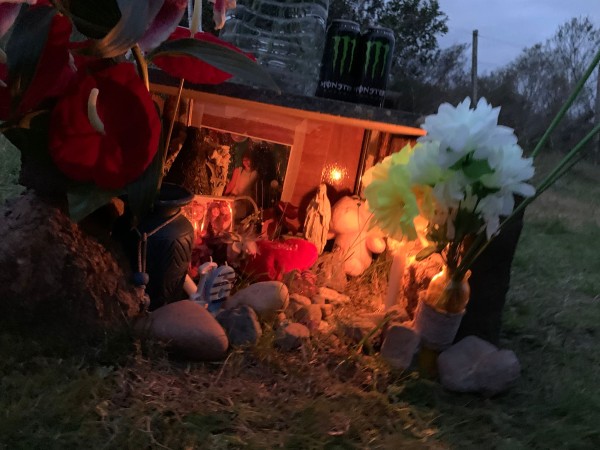 Familiares de víctima de vuelco de bus de Copsa colocaron un altar en el lugar del accidente
