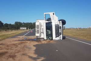 Volcó un camión en ruta interbalnearia; el conductor no sabe qué sucedió
