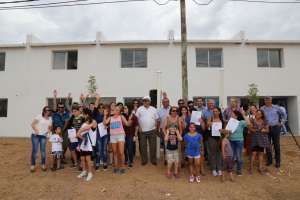 Antía entregó viviendas en Cañada Aparicio y criticó a la administración anterior