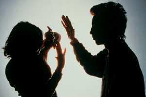 Hombre que golpeó a su ex pareja en la vía pública fue imputado por violencia doméstica