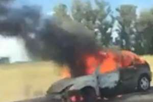 Un auto se incendió totalmente en la Interbalnearia pero no se registraron lesionados