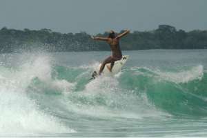 Argentina que surfeaba en La Barra fue internada tras accidente con tabla