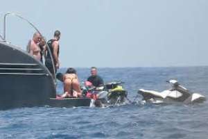 Conductor de moto de agua resultó golpeado tras chocar contra un yate