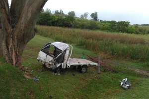 Chocó contra un árbol y se encuentra politraumatizado muy grave