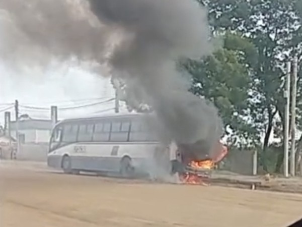 Ómnibus tomó fuego e...