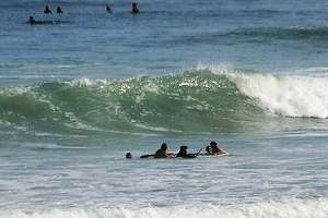 Rescataron a cinco personas en la desembocadura de La Barra
