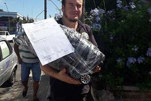 Aparecieron relojes Bulgari y dos pistolas en jardines de casas; en la valija no había joyas