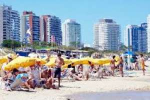 Más turistas en enero, pero el gasto cayó 12,1%; el destino preferido fue Punta del Este