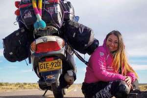 Llegó a Punta del Este una joven colombiana que recorre Sudamérica en una”scooter” 