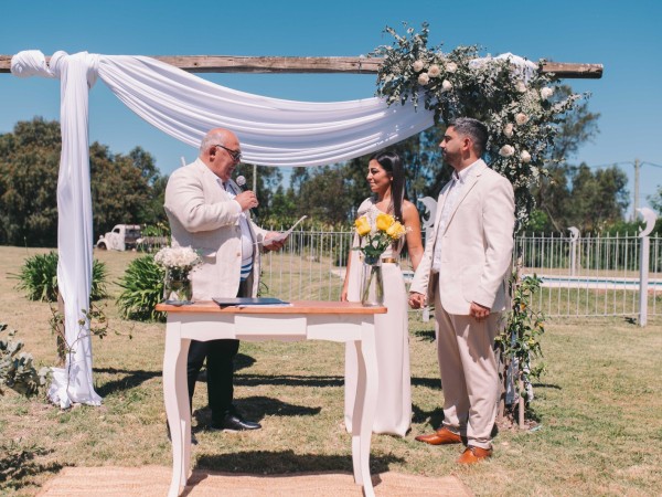 Abella ofició su pri...