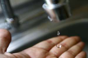 Vecinos del Kennedy reclaman por falta de agua potable