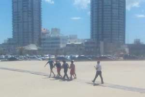 Guardavidas rescataron a un hombre en Los Dedos: en medio del rescate la corriente se llevó a otras dos personas que también fueron salvadas