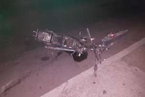 Dos motos chocan de frente y muere uno de los conductores; otro grave