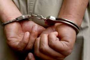 Intentó robar efectos en una camioneta pero lo atraparon y lo entregaron a la Policía