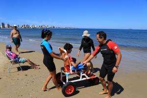 Facultad de Ingeniería presentó prototipo de silla anfibia en Playa Accesible