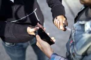 La amenazaron y le robaron el celular a una mujer que caminaba junto a dos personas