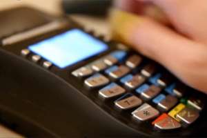 Empleado usó tarjeta de crédito extraviada: ahora deberá pagar y cumplir medidas cautelares