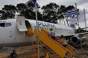 International College presentó avión de la ex Pluna y rindió homenaje a sus tripulantes