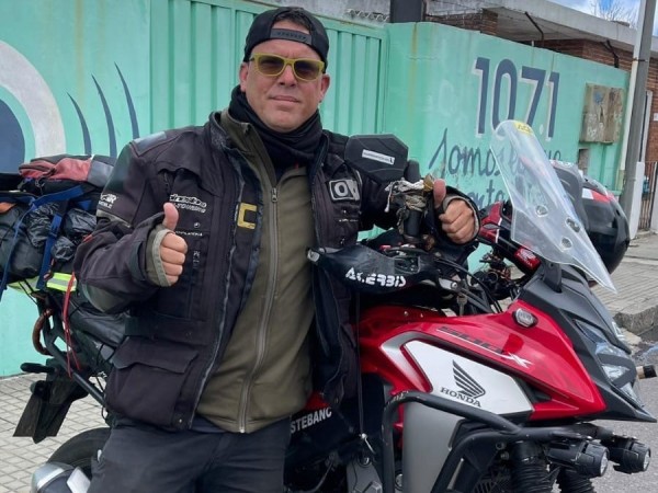 Un viajero ecuatoriano está recorriendo Latinoamérica en su moto y llegó a Maldonado