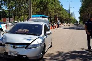 Chocaron, huyeron con un arma que entregaron a otra persona y regresaron al lugar del siniestro; son investigados por la policía