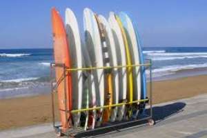 Instructor denuncia que le robaron tablas de surf por más de cuatro mil dólares en Punta del Este
