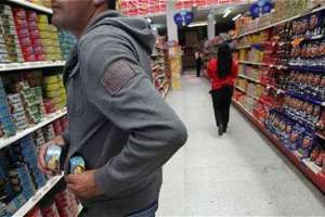 Sujeto ante la justicia por robar shampoo, café y salamines