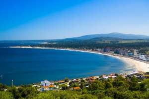 Causó daños en un bar de Piriápolis y quiso agredir a seis personas; fue detenido