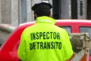 Conductor ebrio no respetó indicaciones de inspectores y pretendió embestirlos; luego chocó 