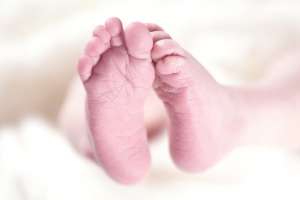 Dos policías salvaron a un bebé tras nacimiento en la vía pública