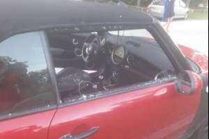 En plena tarde, y rodeados de testigos, dos jóvenes roban del interior de un auto