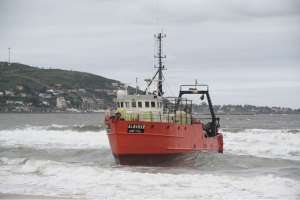 Pesquero con nueve tripulantes quedó varado en la bahía de Piriápolis