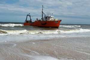 Intentan retirar al pesquero varado en la costa de Piriápolis