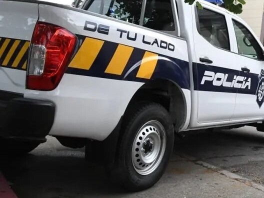 Un móvil policial se dirigía a asistir un siniestro de tránsito y colisionó contra una moto