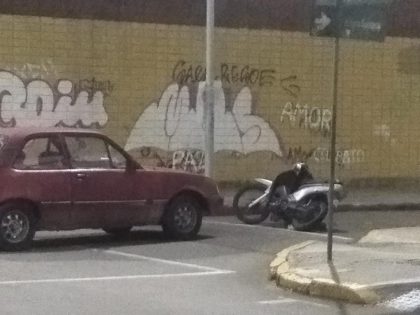 Motonetista y su acompañante resultaron heridos tras colisionar con un auto en el centro de Maldonado