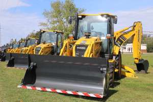 Entregan maquinaria nueva y usada “en buenas condiciones” a seis de los ocho Municipios