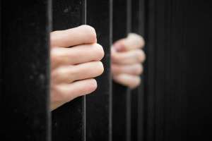 A la cárcel por golpear a un hombre en la calle