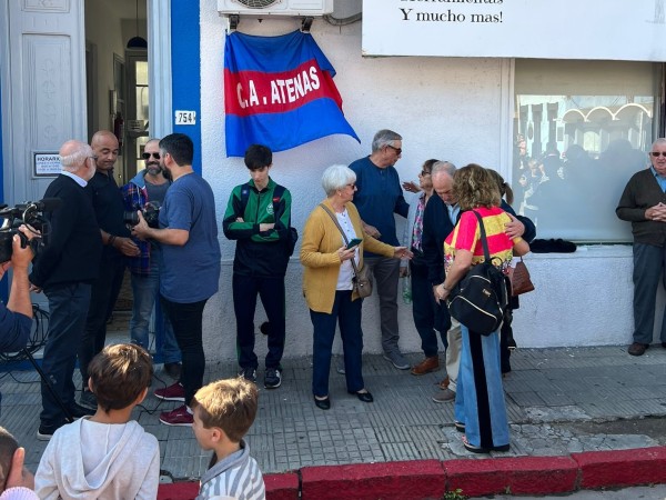 Atenas descubrió plaqueta en casa donde nació la institución