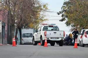 Chocaron dos motos contra un auto estacionado en Pan de Azúcar y hay cuatro lesionados