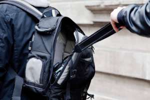 Intentaron arrebatarte la mochila a una mujer pero fueron detenidos
