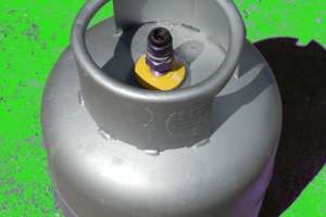 Fue detenido y no pudo justificar la propiedad de tres garrafas de 13 kg que llevaba en su moto